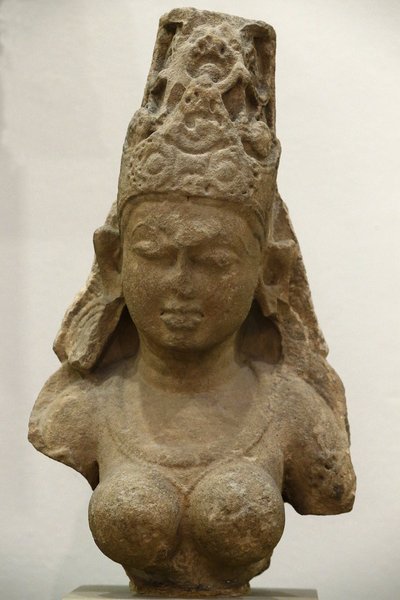 Yogini. 800-900. Pratihara Period. Sandstone. Central India (Madhya Pradesh). Victoria and Albert Museum, United Kingdom by Unbekannt