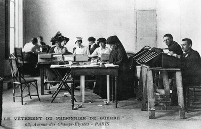 The clothing of the prisoner of war, Champs-Élysées, Paris, World War I by Unbekannt