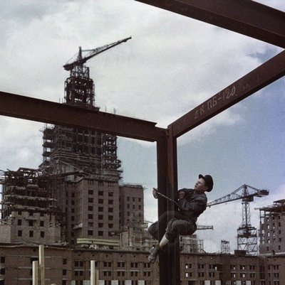 The construction of the main building of Moscow State University on Lenin Hills by Unbekannt