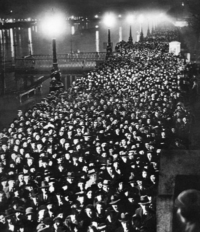 The crowd waiting to pass by King George V