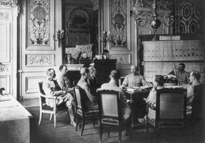 The Daily Report in the Office of the French Commander in Chief, 1917 by Unbekannt
