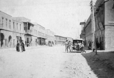 The main street of Mosul, Iraq by Unbekannt