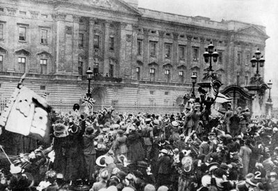 The Official Notice of the Armistice Being Read, Buckingham Palace, 1918, 1936 by Unbekannt
