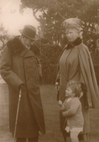 Their Majesties the King & Queen with Princess Elizabeth at Craigweil House, Bognor, c1930 by Unbekannt