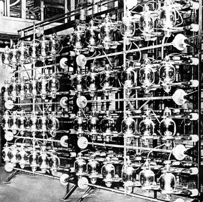 Transmitting valves at Marconi Station in Carnarvon, Gwynedd by Unbekannt