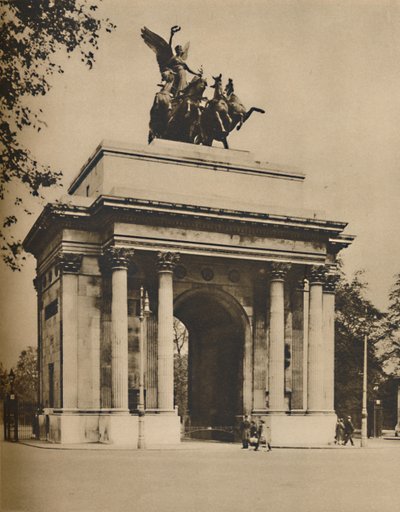 Triumphal Arch Moved from Hyde Park to Constitution Hill, c. 1935 by Unbekannt