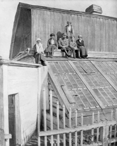 Tsar Nicholas II and his children sitting on a greenhouse, Tobolsk, Siberia, Russia, 1917 by Unbekannt
