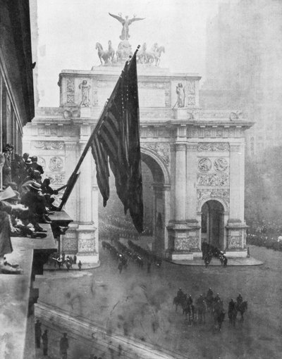 US 1st Army passing through the Victory Arch, Madison Square, New York, USA, 10 September 1919 by Unbekannt
