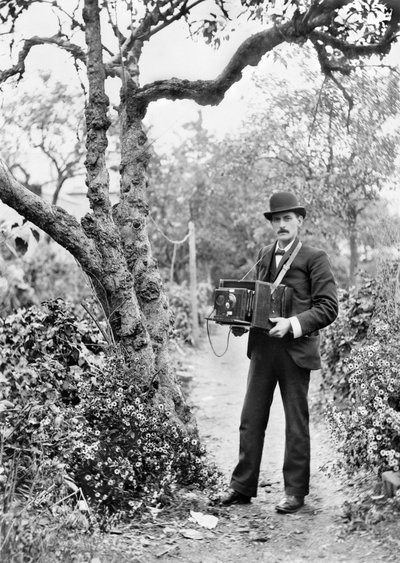 United Kingdom: The Photographer JT Newman with His Plate Camera, c. 1890 by Unbekannt