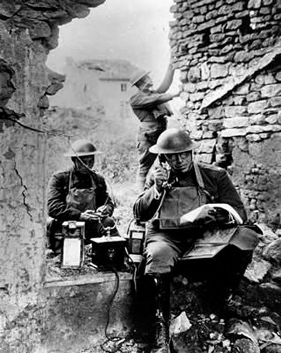 United States Army Signal Corps using captured German telephone equipment, World War 1 by Unbekannt