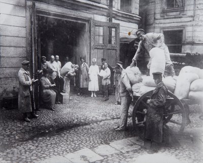 Unloading food, the House of Scientists, Petrograd, Russia, c1920-c1924 by Unbekannt