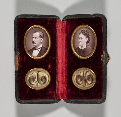 Untitled Case with Portraits of a Man and Woman and Hair Ornaments, c. 1870s by Unbekannt