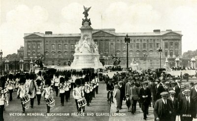 Victoria Memorial, Buckingham Palace and Guards, London by Unbekannt