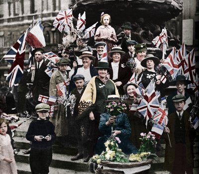 Victory celebrations underneath Eros, Piccadilly, London, 1918 by Unbekannt