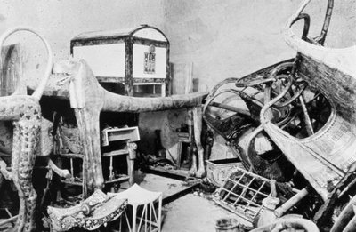 View of the Antechamber of the Tomb of Tutankhamun, Valley of the Kings, Egypt, 1922 by Unbekannt