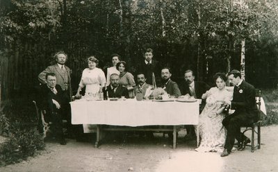 Visitors with Russian author Alexander Kuprin and his family, Gatchina, Russia, early 20th century by Unbekannt