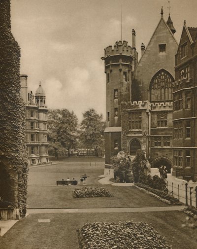 Vista of Middle Temple Gardens from Fountain Court, c1935 by Unbekannt