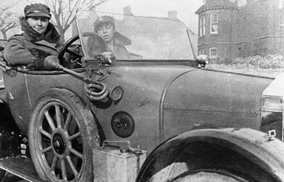 Volunteer Women Drivers in a Wolseley, Donated Towards the War Effort, Cambridge, World War I, 1915 by Unbekannt