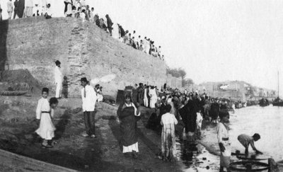 Waiting for the troop barges to arrive, Tigris River, Baghdad, Iraq by Unbekannt