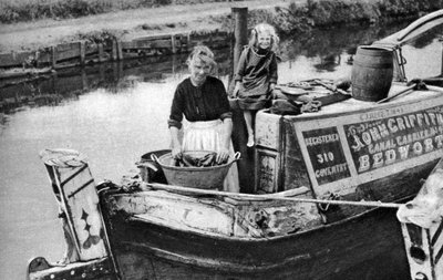 Washing day on the canal boat, 1926-1927 by Unbekannt