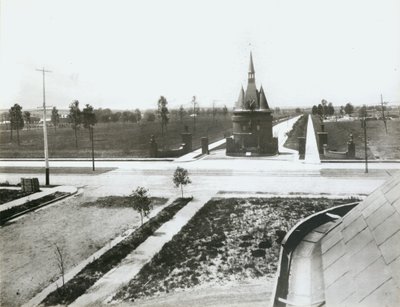 Washington Terrace west from Union Boulevard. First residence under construction beyond gates by Unbekannt