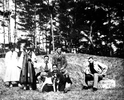 Western Visitors with Locals, Nam San, Korea, 1900 by Unbekannt