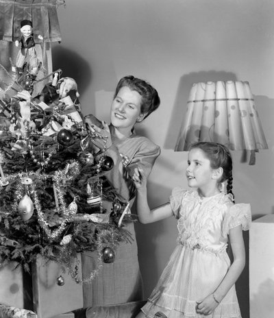 Woman and girl decorating a Christmas tree, c 1948 by Unbekannt