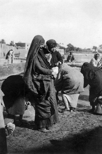 Women Collecting Water on the Tigris River, Baghdad, Iraq, 1917-1919 by Unbekannt
