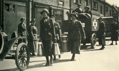 Women Reservists Delivering Milk to a Hospital, First World War by Unbekannt