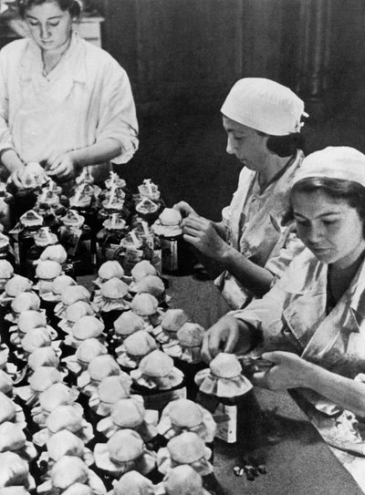 Women sealing flasks of donated blood, World War II, Moscow by Unbekannt