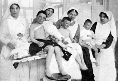 Wounded children from Ypres with nurses at La Panne, Belgium, First World War by Unbekannt