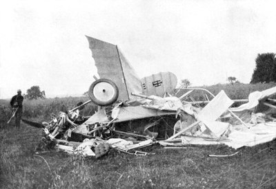 Wreckage of aeroplane in which British pilot Flight-Lieutenant Warneford was killed by Unbekannt