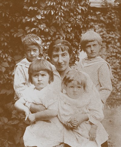 Zinaida Serebriakova with her children by Unbekannt
