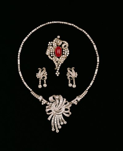 Art Deco diamond jewellery: baguette diamond brooch pendant, cabochon ruby and diamond scroll brooch, diamond pendant earrings by Unbekannt Unbekannt