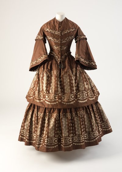 Brown and cream silk dress with flounces woven à disposition, 1850s by Unbekannt Unbekannt