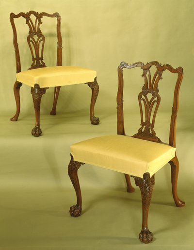 Chippendale dining chairs, carved, pierced & fluted splats, serpentine top rail with C scrolls, flame moulding and foliage on cabriole legs in shaggy paw feet, c.1760 by Unbekannt Unbekannt