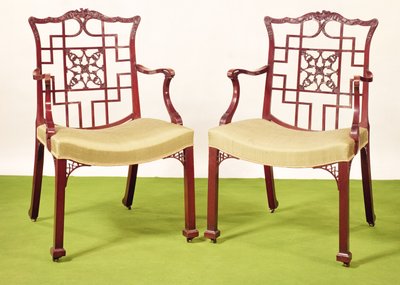 Chippendale mahogany dining chairs in the Chinese taste, top rails surmounted by a ducal coronet and griffon crest, c.1760 by Unbekannt Unbekannt