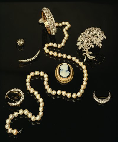 Four Victorian diamond brooches; carved oval cameo; cultured pearl strand by Unbekannt Unbekannt