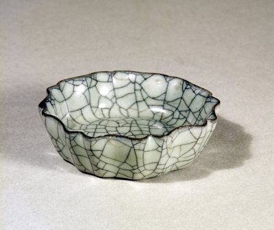 Kuan Ware Brush Washer Moulded with Eight Lobes and a Scalloped Rim, Sung Dynasty (960-1279) by Unbekannt Unbekannt
