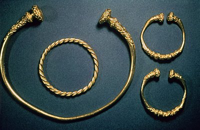 Necklet and bracelets from Waldalgesheim, mid 4th century by Unbekannt Unbekannt