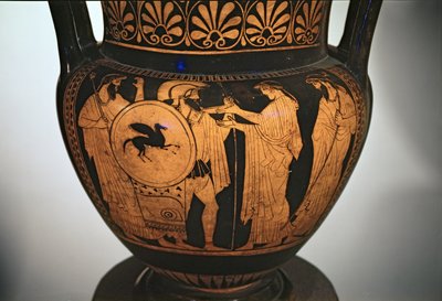 Red-figure krater depicting warrior returning from battle by Unbekannt Unbekannt