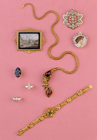 Selection of 20th century jewellery: cabochon garnet serpent necklace; miniature mosaic brooch; emerald and diamond cluster bracelet by Unbekannt Unbekannt