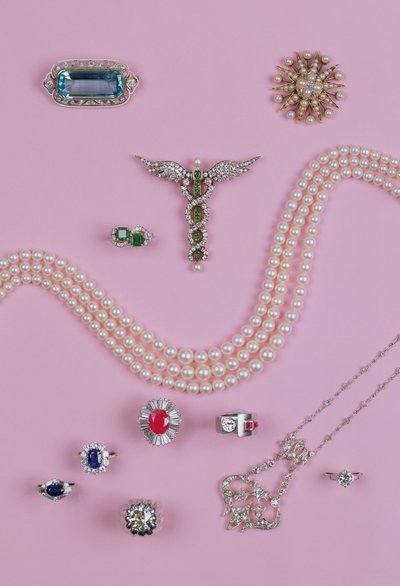 Selection of Victorian and Edwardian jewellery: aquamarine brooch, ten point star brooch, diamond and platinum pendant, sapphire, ruby and emerald rings by Unbekannt Unbekannt