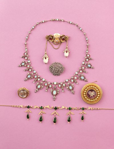 Selection of Victorian jewellery: tourmaline and split pearl fringe necklace; rose-cut diamond oval brooch; opal and diamond necklace; cabochon amethyst star brooch; Essex crystal of snarling tiger by Unbekannt Unbekannt