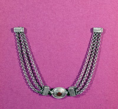 Silver necklace comprising a cornelian, in an oval setting edged with a cable moulding, suspended between two lengths of three chains fastened by a box-like clasp, found in Great Chesters, mid 1st to early 2nd century AD by Unbekannt Unbekannt
