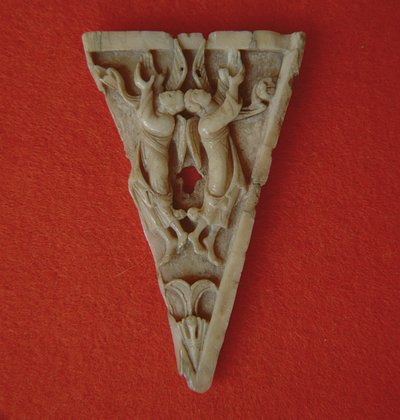 Triangular ivory panel depicting two angels, c.1000 by Unbekannt Unbekannt