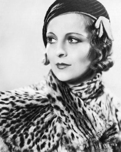 A stylish young woman wearing a hat and a fur coat, England 1933 by Unbekannt