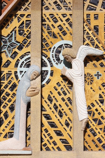 Annunciation sculpture in Notre-Dame de Consolation church designed by Raymond Vaillant, Hyeres, France by Unbekannt