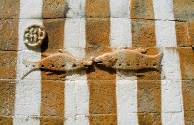 Bas-relief of two fishes on enclosure of Gomateshwara statue by Unbekannt