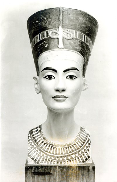 Bust of Queen Nefertiti, front view, copy of bust in the Aegyptisches Museum, SMPK, Berlin by Unbekannt